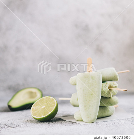 avocado lime popsicle, copy space 40673606