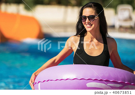 lady holding rubber ring near the swimming pool 40673851