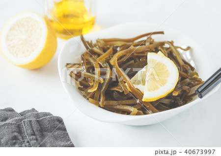 Sea kale kelp salad with oil and lemon Sea kale kelp salad with oil and lemon 40673997