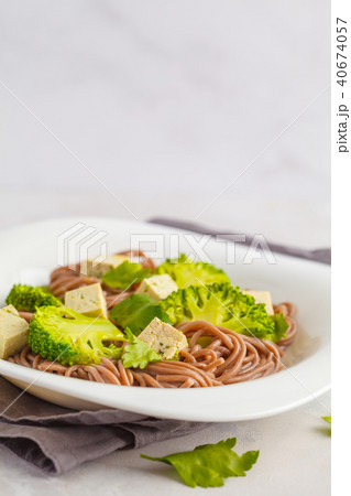 Vegetarian Soba Noodles with tofu and broccoli 40674057