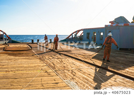 AHTS vessel doing static tow tanker lifting. Ocean tug job 40675023