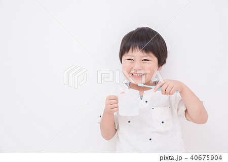 歯磨きする男の子 40675904