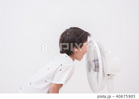 扇風機と男の子 40675905