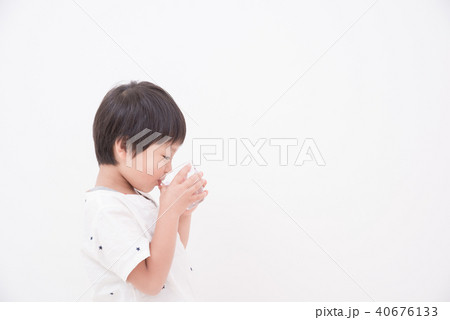 コップで水を飲む男の子 コップで水を飲む男の子 40676133
