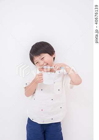 歯磨きする男の子 歯磨きする男の子 40676139