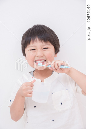歯磨きする男の子 歯磨きする男の子 40676140