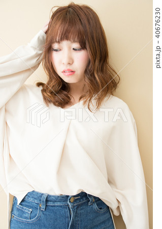 髪に手をやる女性 髪に手をやる女性 40676230