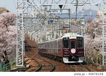 桜満開の阪急岡本駅付近の写真素材