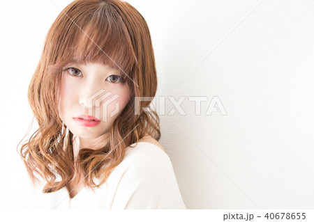 壁に寄りかかる女性 壁に寄りかかる女性 40678655