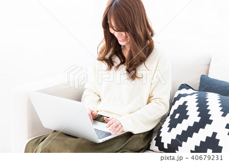 部屋でラップトップコンピュータを見る女性 部屋でラップトップコンピュータを見る女性 40679231