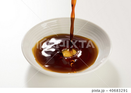豆皿に醤油を注ぐ 40683291