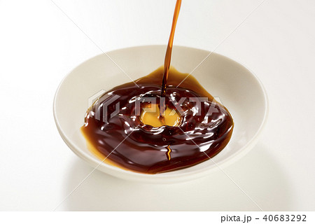 豆皿に醤油を注ぐ 豆皿に醤油を注ぐ 40683292