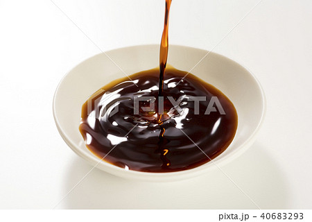 豆皿に醤油を注ぐ 40683293