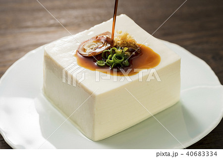 豆腐に醤油をかける 豆腐に醤油をかける 40683334