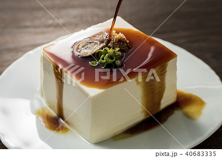 豆腐に醤油をかける 豆腐に醤油をかける 40683335