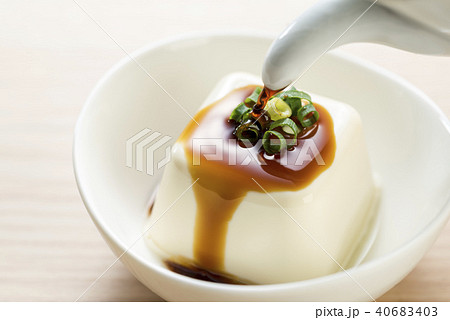 豆腐に醤油をかける 40683403