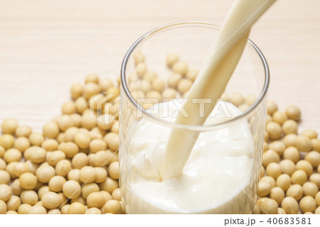 豆乳をグラスにそそぐ 40683581