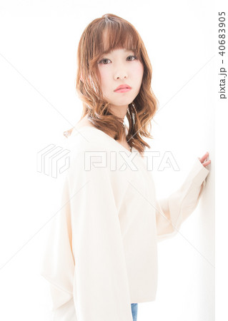 壁に手をつく女性の写真素材