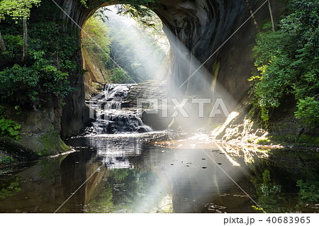 光がハートに見える濃溝の滝 40683965