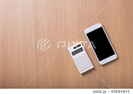 白いスマホと電卓 40684845