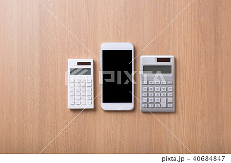 白いスマホと電卓 40684847