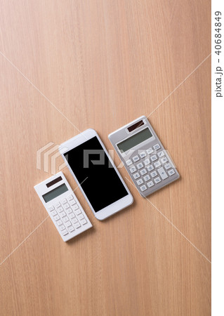 白いスマホと電卓 40684849