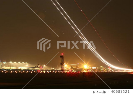 成田空港＿離陸機の光跡 40685521