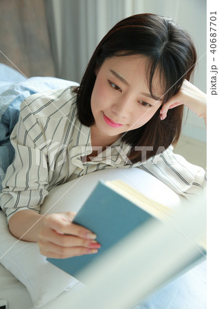 朝 若い女性 ベッド 40687701