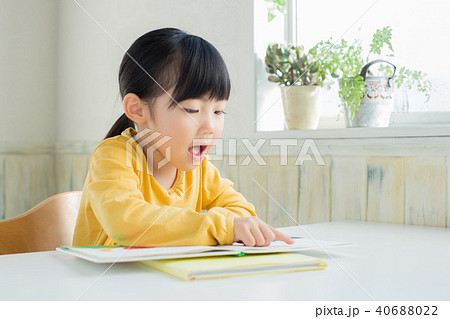絵本を読む子ども 絵本を読む子ども 40688022