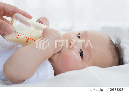 ミルクを飲む赤ちゃん 40688024