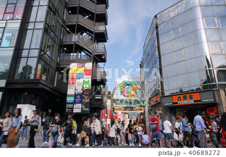 日本の東京都市景観 原宿駅竹下口の風景を望む（竹下通り） 40689272