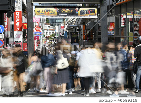 日本の東京都市景観 原宿駅竹下口　竹下通りを望む 40689319
