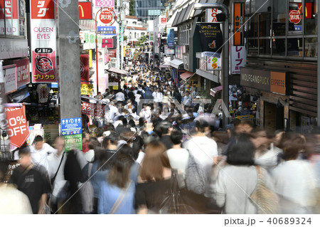 日本の東京都市景観 原宿駅竹下口　竹下通りを望む 40689324