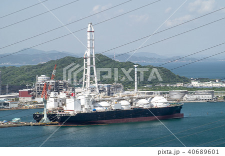 坂出港で建造中のLNGタンカー 40689601