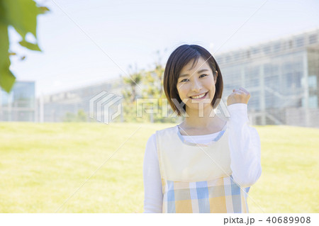 保母さん　保育士　資格取得　ガッツポーズ 40689908