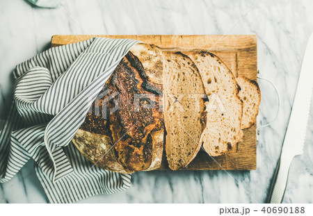 Flat-lay of freshly baked sourdough bread cut into pieces 40690188