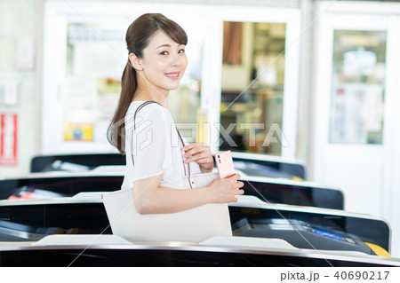 ビジネスウーマン（自動改札機）　撮影協力「京王電鉄株式会社」 40690217