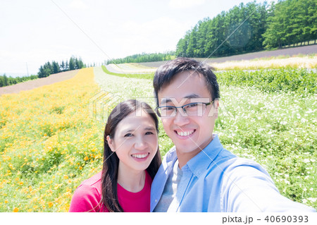 couple with landscape in Furano 40690393