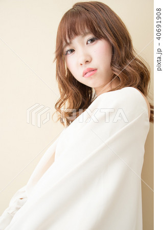 白い服の女性 40691908