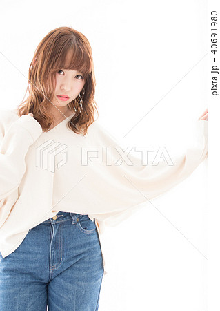 壁に手をつく女性の写真素材