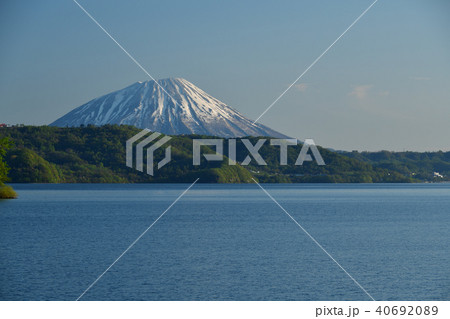 快晴の北海道洞爺湖から残雪の羊蹄山(蝦夷富士)の朝の風景を撮影 快晴の北海道洞爺湖から残雪の羊蹄山(蝦夷富士)の朝の風景を撮影 40692089