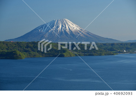 快晴の北海道洞爺湖から残雪の羊蹄山(蝦夷富士)の朝の風景を撮影 快晴の北海道洞爺湖から残雪の羊蹄山(蝦夷富士)の朝の風景を撮影 40692093