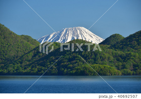 快晴の北海道洞爺湖の中島越しに残雪の羊蹄山(蝦夷富士)の春の風景を撮影 快晴の北海道洞爺湖の中島越しに残雪の羊蹄山(蝦夷富士)の春の風景を撮影 40692507