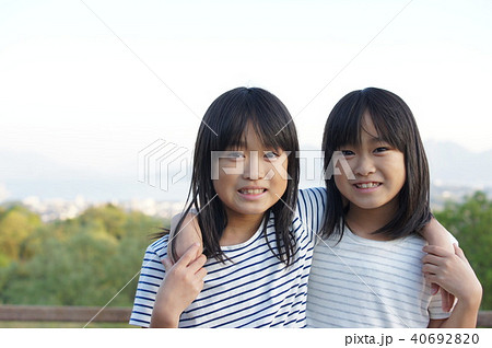 双子姉妹 の写真素材 4069