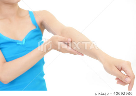 スキンケアをする女性 スキンケアをする女性 40692936
