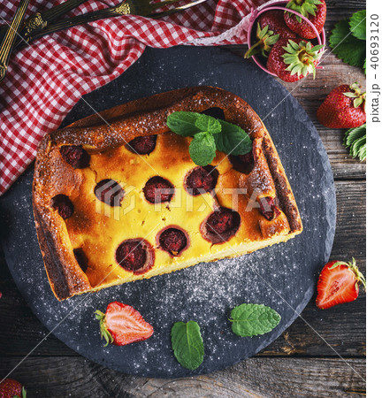 cheesecake with strawberries  40693120