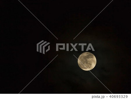 Beautiful full moon in the sky. 40693329