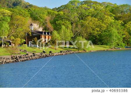 快晴の北海道洞爺湖湖畔の春の朝の風景を撮影 40693386