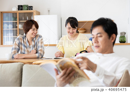 勉強をみまもる母親 勉強をみまもる母親 40695475