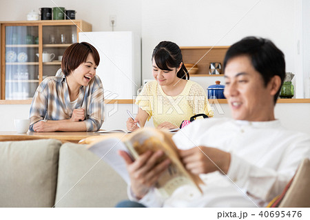 勉強をみまもる母親 勉強をみまもる母親 40695476